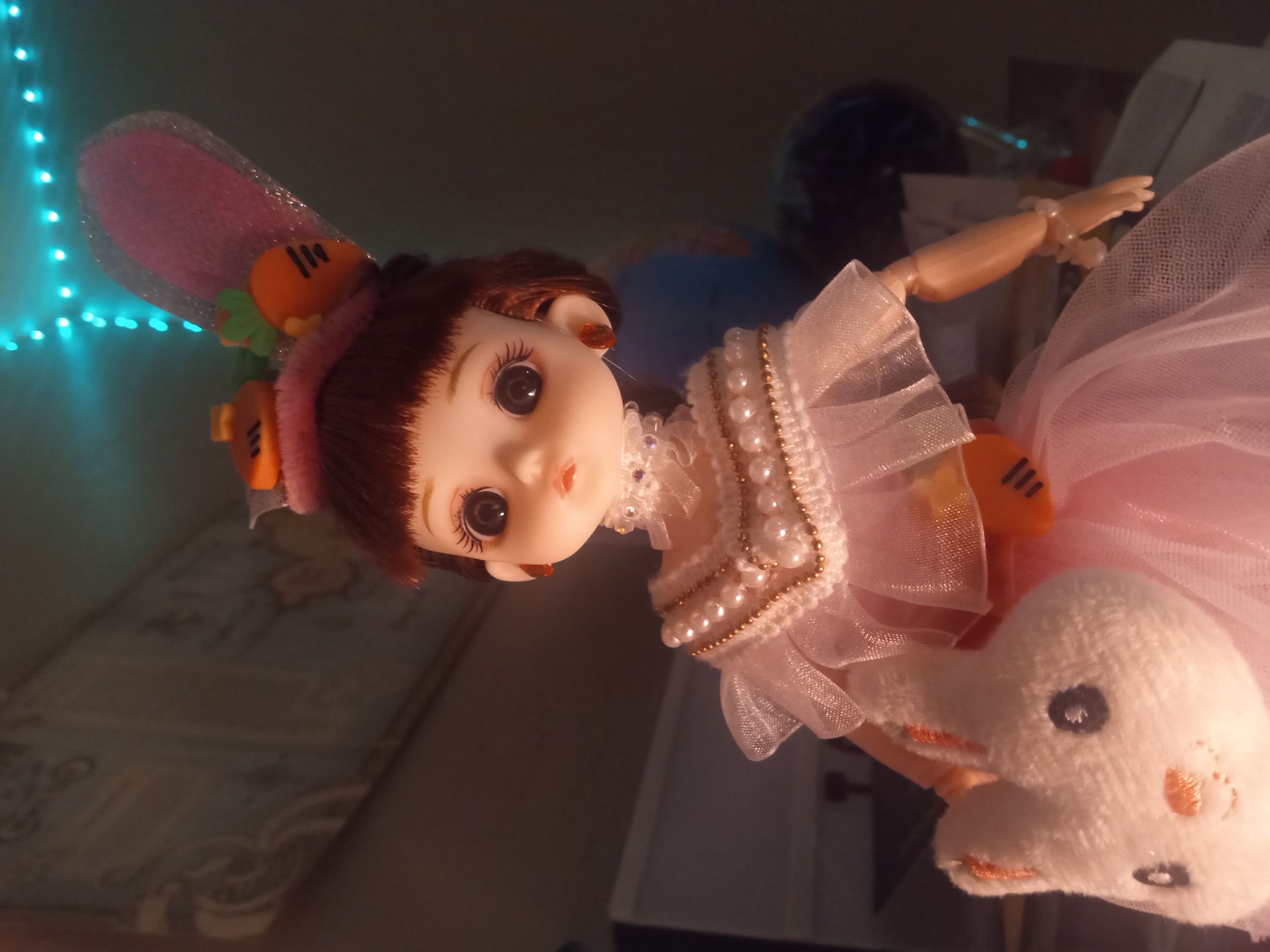 jan lili musi. len ona li sama soweli lili, li jo e kili anpa loje jelo.